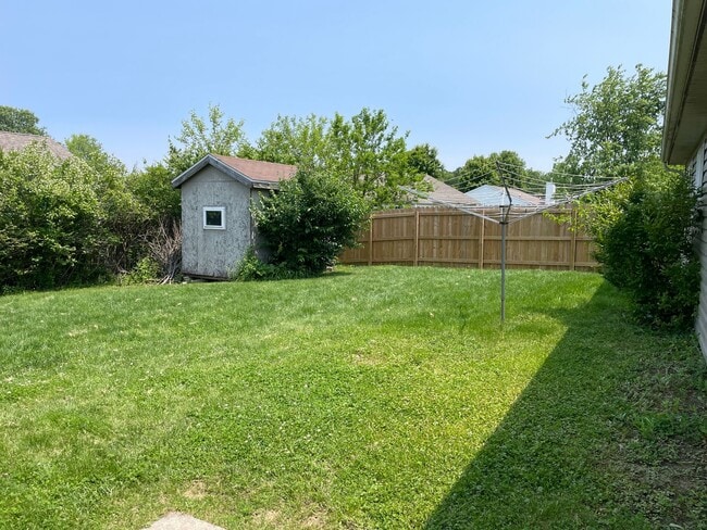 Building Photo - 3B2B Ranch Fenced yard+screen room
