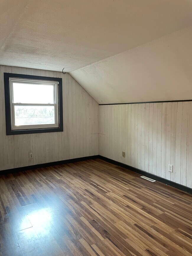 Upstairs bedroom 1 or 2 - 6962 Adaside Dr SE