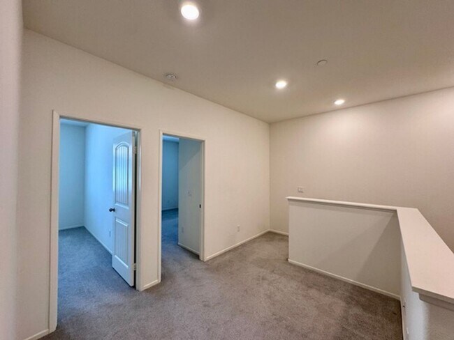 Building Photo - Spacious 3 Bedroom, 2.5 Bathroom Townhome ...