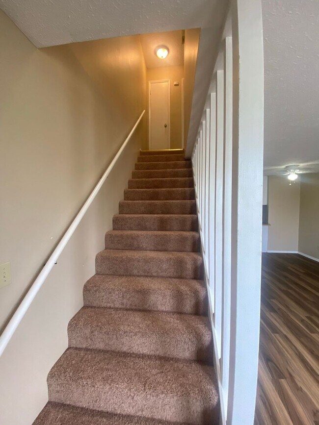 Building Photo - Large Townhome w/Master Balcony, Convenient to Tyndall AFB! *1/2 OFF Security Deposit for A-D Mil...