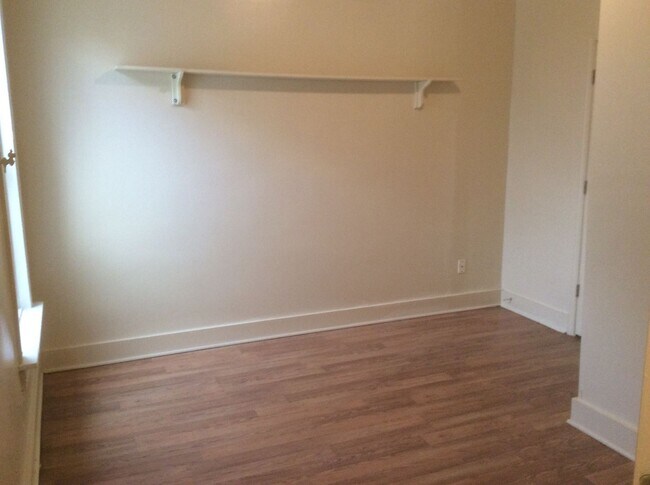Building Photo - Renovated and Spacious 4 Bedroom 1.5 Bath ...