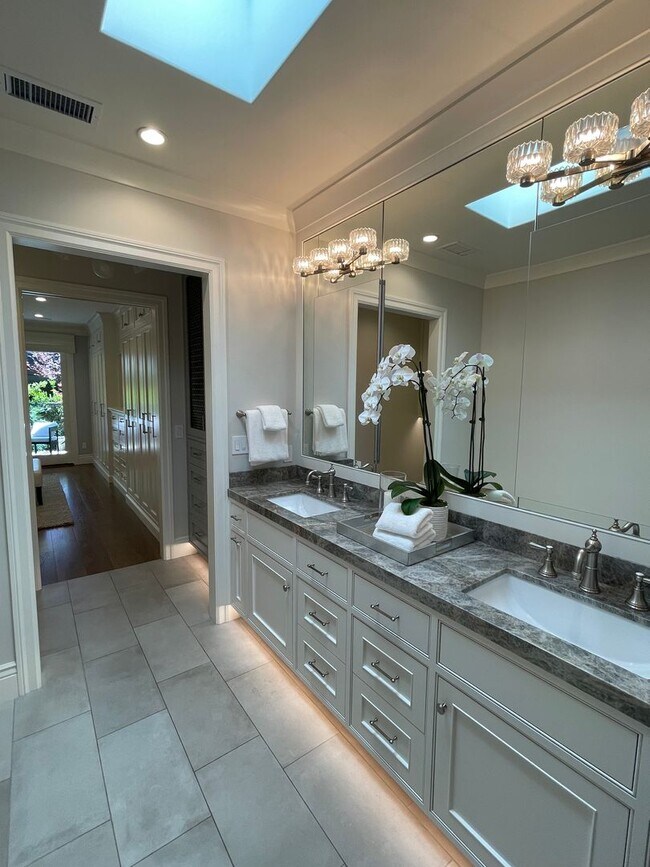 Building Photo - Luxury townhouse, close to town, easy comm...
