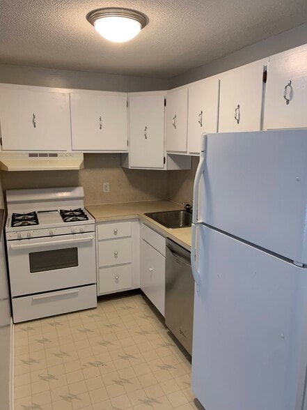 gas stove, garbage disposal, dishwasher - 18 Surrey Dr