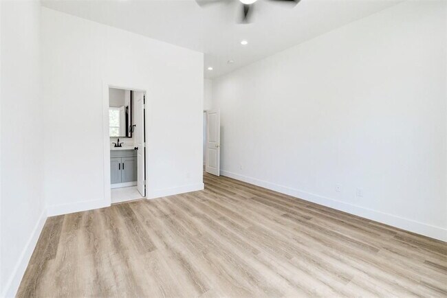 Building Photo - "Charming 3-Bed Oasis with 2.5 Baths & 1,707 Sq Ft in Houston's Heart!"