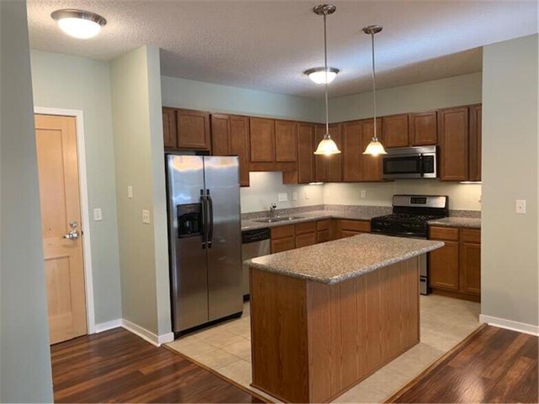 Building Photo - 619 8th St SE