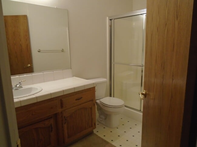 Building Photo - NORTHWEST CUTIE !  NEW PAINT AND FLOORING!!!