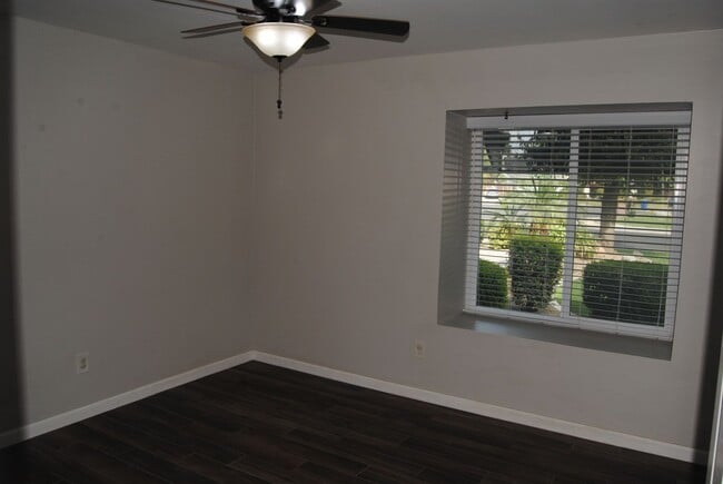 Building Photo - 2413 Sunrise Dr