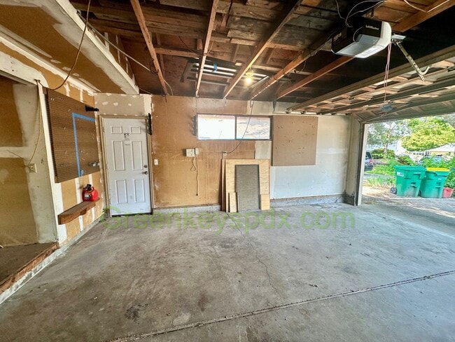 Building Photo - Gorgeous 4 Bedroom 2 Bath with Fully Fence...