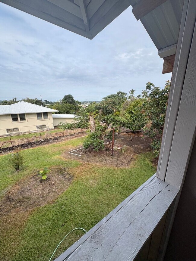 Building Photo - Beautiful 2 bedroom, 1.5 bath located in central Hilo town