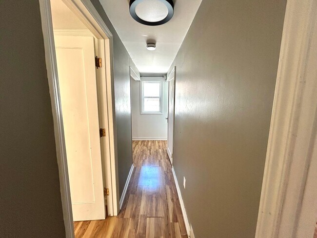 Building Photo - Charming 3BD, 1BA Beach House Near Alki