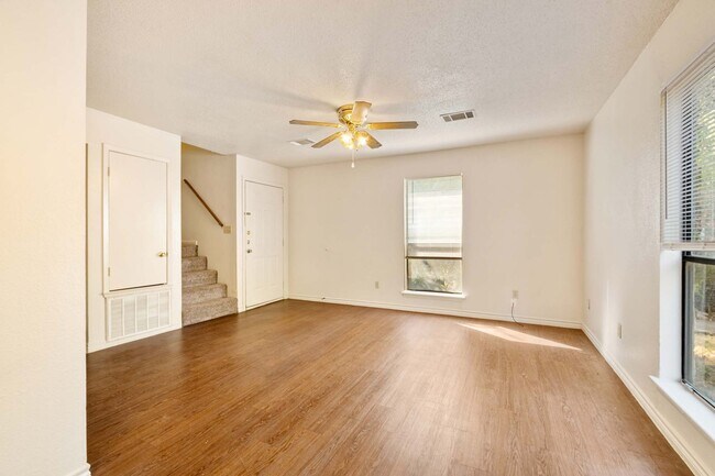 Building Photo - 2 Bedroom, 1.5 Bath Apartment In Lockhart