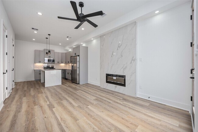 Building Photo - 4533 Larkspur St