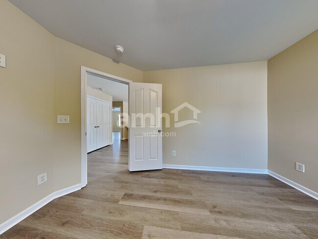 Building Photo - 533 Wrayhill Dr