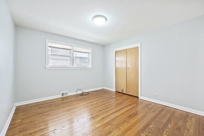 Building Photo - 5429 N Kimball Ave