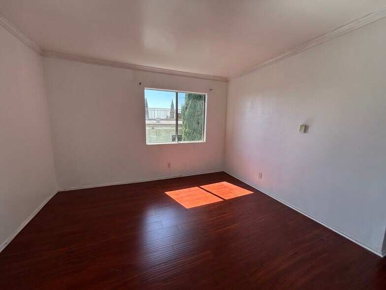 Living room - 1156 N Chicago St