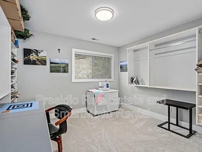 Building Photo - 10927 S Lostwood Dr