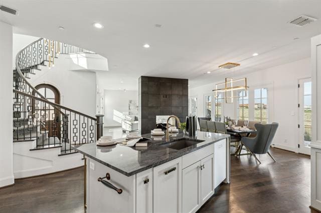 Building Photo - 28 Comillas Dr