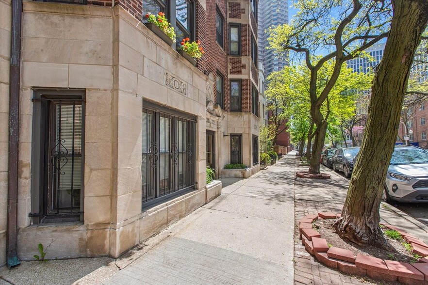 Building Photo - 3727 N Pine Grove Ave