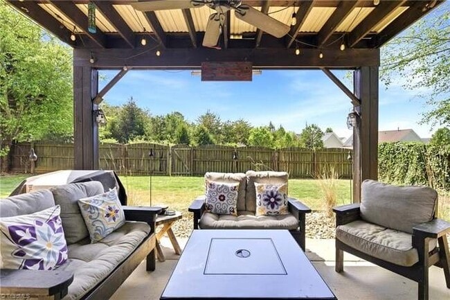 Building Photo - 2460 Alderbrook Dr