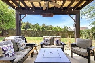 Building Photo - 2460 Alderbrook Dr
