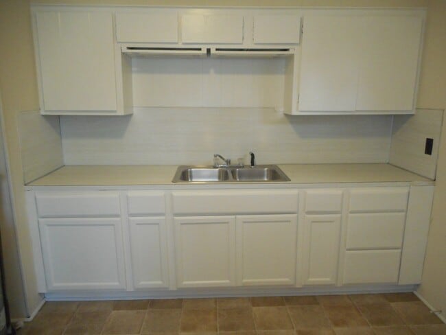 Building Photo - Renovated 2 Bedroom 1 Bath Home off Heckle Blvd with Central Heat & Air