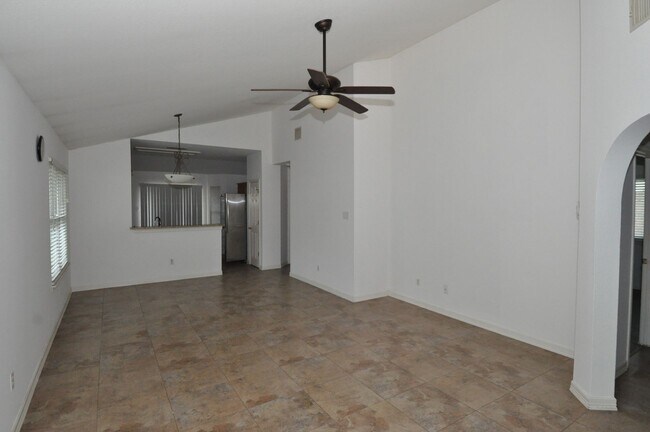 Building Photo - Great Location! All appliances included!