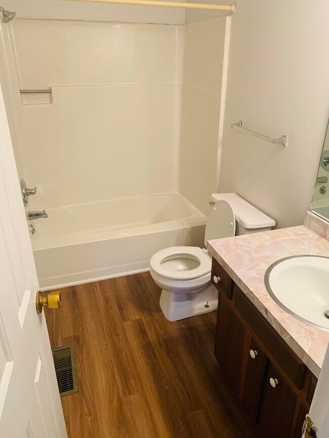 Building Photo - 1104 Collins Ln