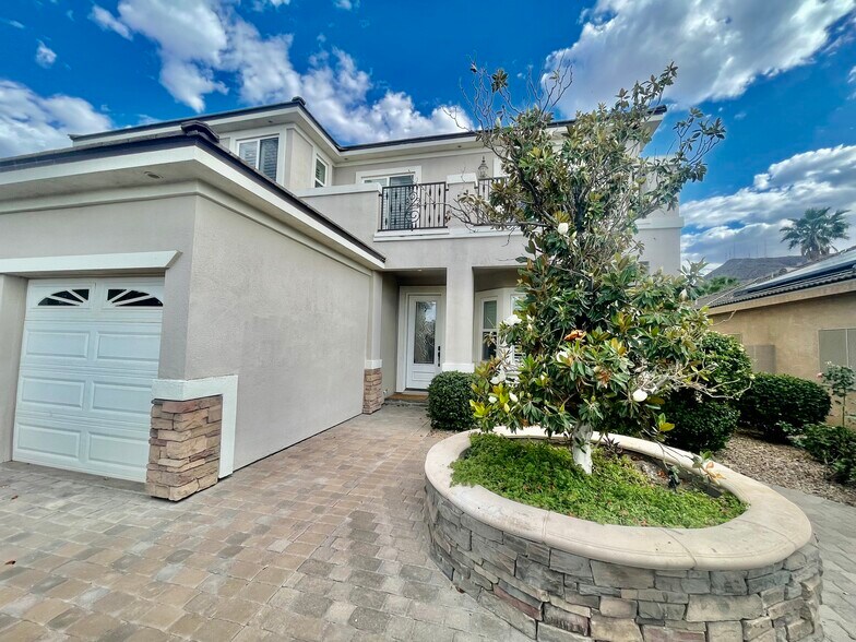 Building Photo - 331 W Sherwood Dr