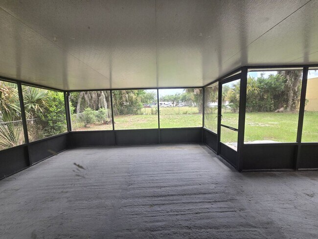 Building Photo - 3 bed / 2 bath plus den Home in Eatonville