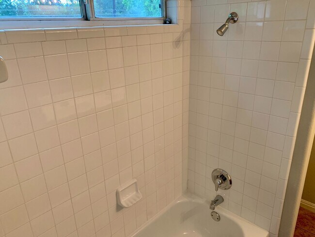 Building Photo - Lovely 3 bedroom, 2.5 bathroom Duplex in A...
