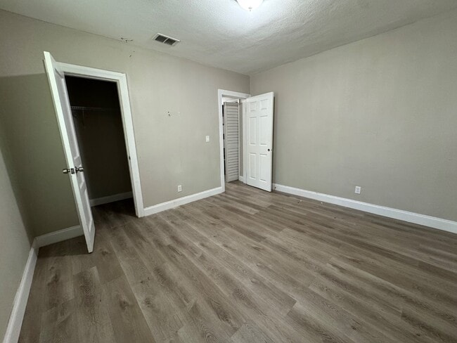 Building Photo - 704 St Clair St