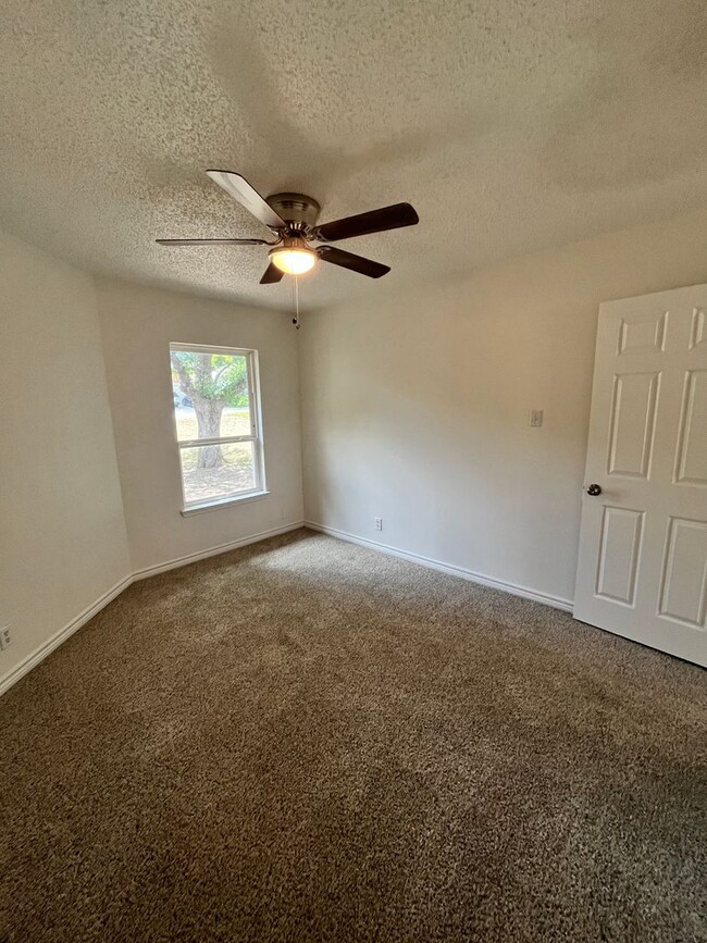 Building Photo - 4 Bedroom 2 Bath Near Lackland AFB **Conve...