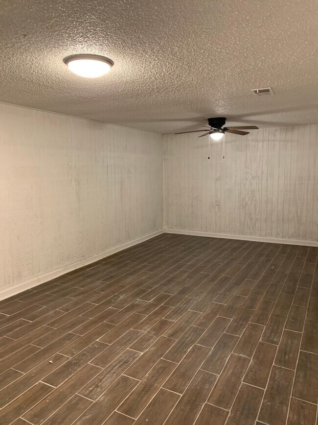 Building Photo - 710 12th St