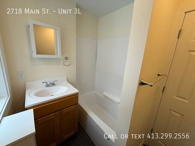 Building Photo - 2718 Main St