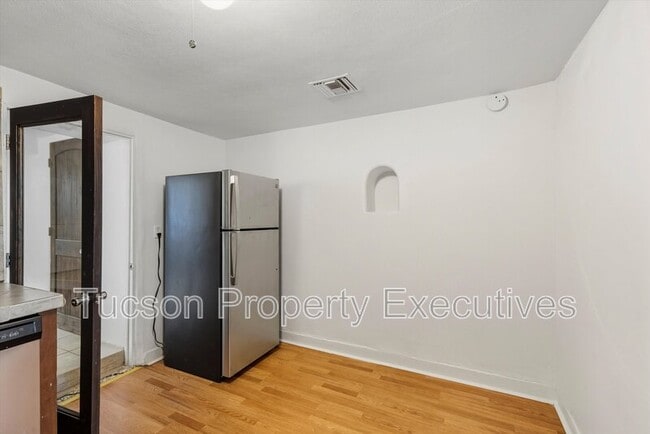 Building Photo - 837 S 8th Ave