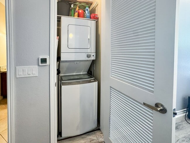 Building Photo - Beautiful Furnished 1 Bedroom, 1.5 Bath Condo with Harbor Views - Flexible Lease!