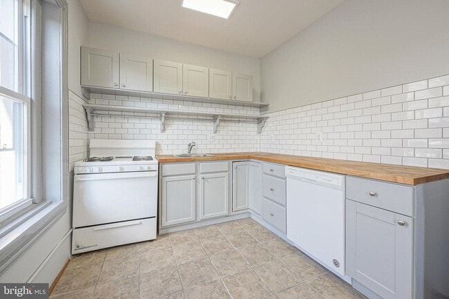 Building Photo - 1525 Tasker St