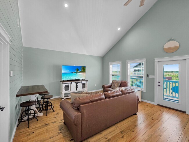 Building Photo - 1032 Sunset Cir