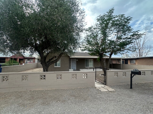 Building Photo - 5162 S 6th Ave