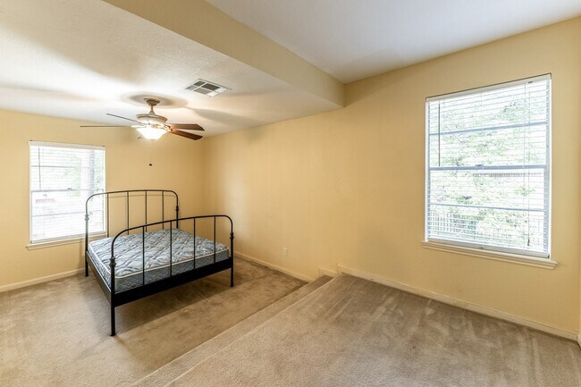 Building Photo - 422 River Oaks Dr