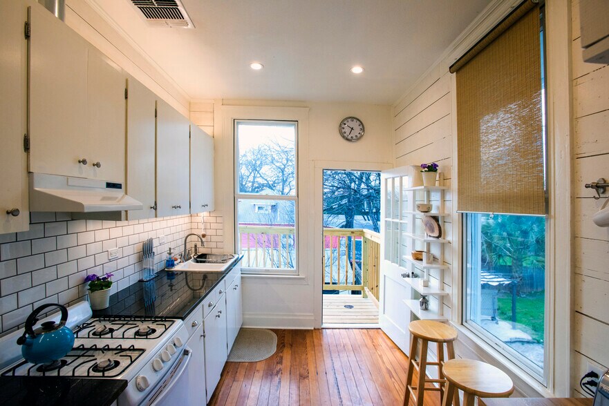 Full kitchen with balcony - 403 Gillespie St