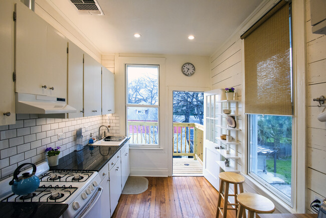 Full kitchen with balcony - 403 Gillespie St