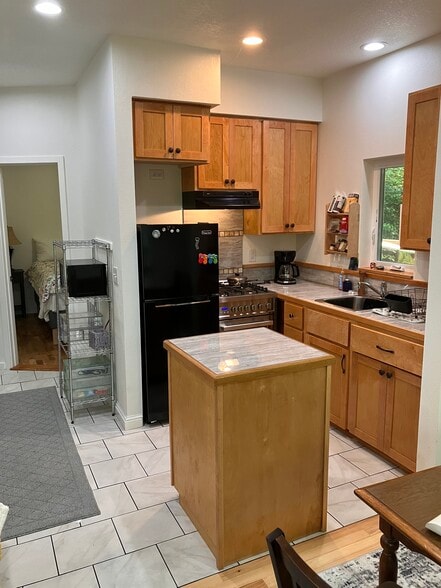 24 inch wide gas range/oven - 10840 SW 55th Ave