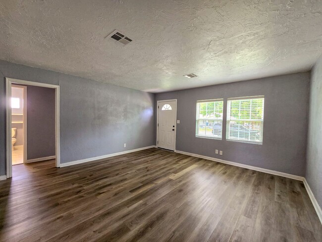 Building Photo - Cute 2 or 3 bedroom 1 bath near OBU