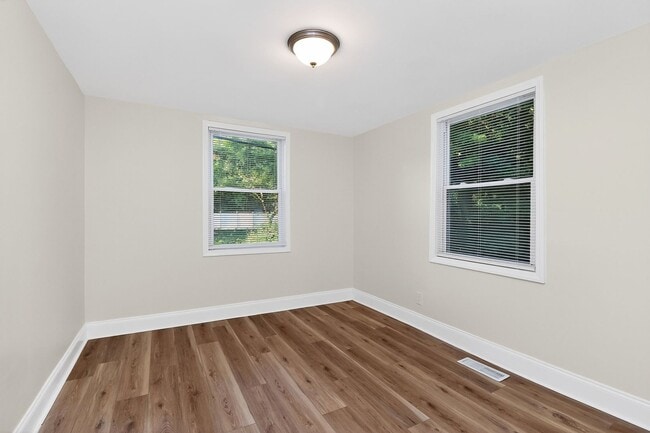 Building Photo - Cozy Two Bedroom Home!