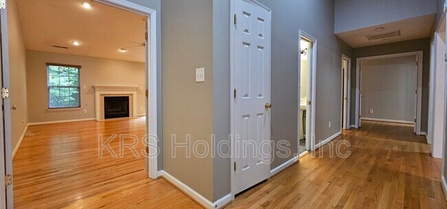 Building Photo - 215 Bayberry Ln