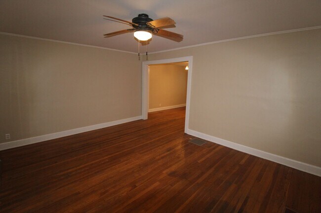 Building Photo - Updated 2 Bedroom 1 Bath Duplex Within Wal...