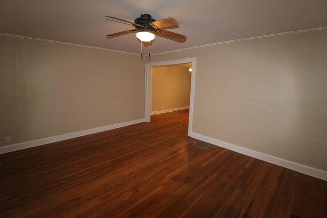 Building Photo - Updated 2 Bedroom 1 Bath Duplex Within Walking Distance to KU Med