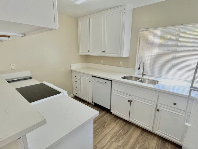 Building Photo - Upgraded 3 Bed 1.5 Bath Condo in Mira Mesa
