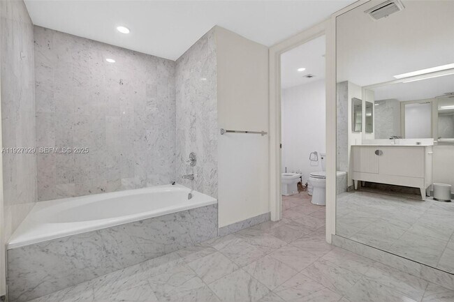 Building Photo - 600 Grapetree Dr